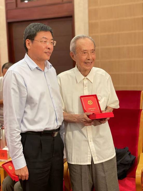 G:\党史学习教育\学校方案\七一表彰\省委教育工委颁发纪念章\733f23b5fed44a46163acc1f483bd31.jpg