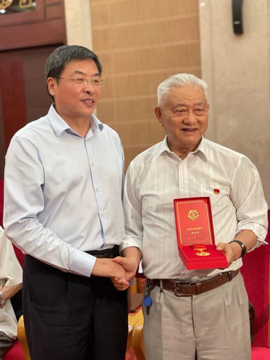 G:\党史学习教育\学校方案\七一表彰\省委教育工委颁发纪念章\e6a0b9e16dabf9bc8f920ab25452b4b.jpg